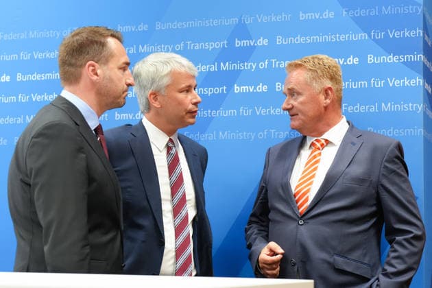 Press Conference: High-Level Discussion on Low Water Levels with Transportation Minister Bilger—Federal Transportation Minister Steffen Bilger engaged in dialogue and an exchange with Steffen Bauer, CEO of HGK, and Jens Schwanen, Managing Director of BDB, following the high-level discussion on low water levels in connection with the Rhine’s low w