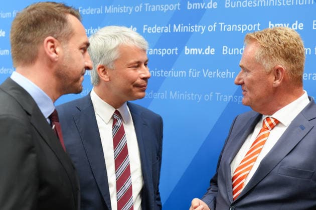 Press Conference: High-Level Discussion on Low Water Levels with Transportation Minister Bilger—Federal Transportation Minister Steffen Bilger engaged in dialogue and an exchange with Steffen Bauer, CEO of HGK, and Jens Schwanen, Managing Director of BDB, following the high-level discussion on low water levels in connection with the Rhine’s low w