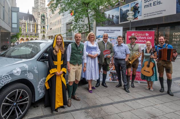 Munich, press conference for the 2027 Wirtshauswiesn at Spoeckmeier’s; from left: Munich native Sina Hochreiter, Gregor Lemke, Elli Kreuzkamm Aumueller, Oliver Wendel, Thomas Vollmer, and musicians