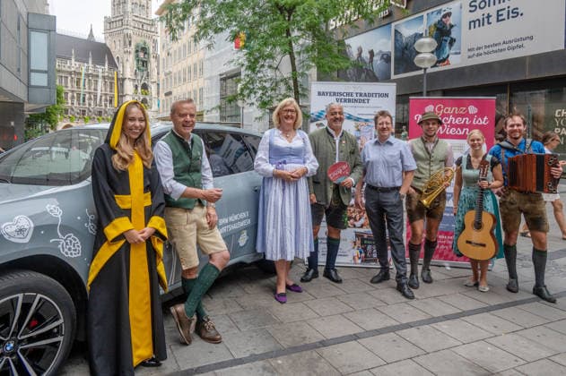 Munich, press conference for the 2027 Wirtshauswiesn at Spoeckmeier’s; from left: Munich native Sina Hochreiter, Gregor Lemke, Elli Kreuzkamm Aumueller, Oliver Wendel, Thomas Vollmer, and musicians
