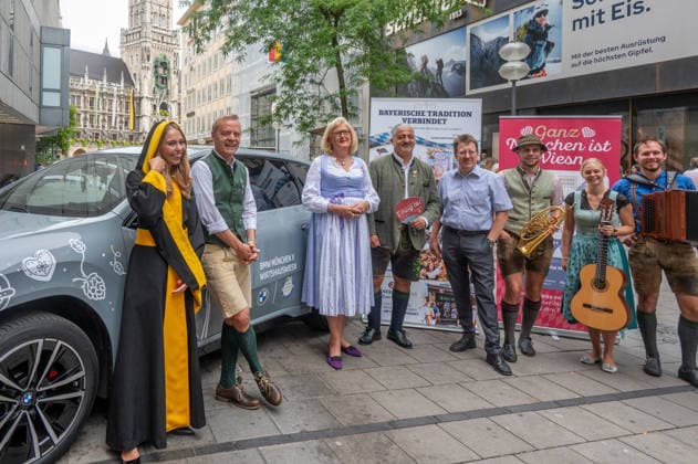 Munich, press conference for the 2027 Wirtshauswiesn at Spoeckmeier’s; from left: Munich native Sina Hochreiter, Gregor Lemke, Elli Kreuzkamm Aumueller, Oliver Wendel, Thomas Vollmer, and musicians