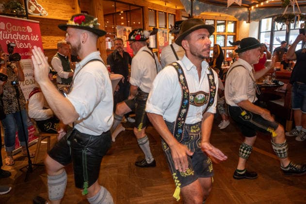 Munich, press conference for the 2027 Wirtshauswiesn at Spoeckmeier s, the Schwuplattler performing the Schuhplatteln