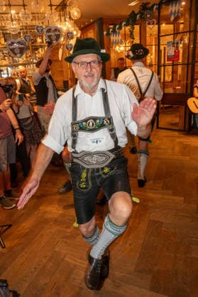 Munich, press conference for the 2027 Wirtshauswiesn at Spoeckmeier s, the Schwuplattler performing the Schuhplatteln