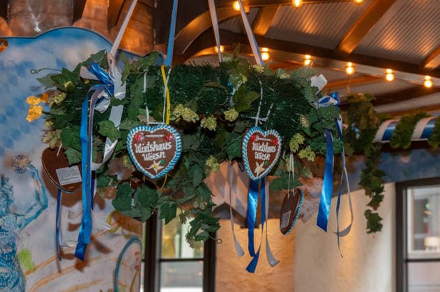 Munich, press conference on the 2027 Wirtshauswiesn at Spoeckmeier s; a wreath decorated with gingerbread hearts for the Wirtshauswiesn