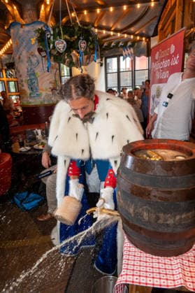 Munich, press conference for the 2027 Wirtshauswiesn at Spoeckmeier s; King Ludwig taps the beer keg