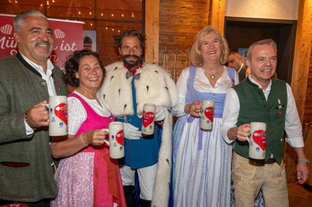 Munich, press conference for the 2027 Wirtshauswiesn at Spoeckmeier’s; from left: the Wendels, King Ludwig, Elli Kreutzkamm Aumueller, Gregor Lemke