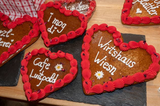 Munich, press conference for the 2027 Wirtshauswiesn at Spoeckmeier; a staff member from Cafe Luitpold decorates gingerbread hearts with the desired inscription