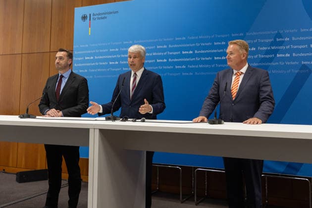 High-Level Meeting on Low Water Levels: Press Statement with Bilger, Bauer, and Schwanen Press statement at the high-level meeting on low water levels at the Federal Ministry of Transport in Bonn; from left to right: Steffen Bauer, CEO of Häfen und Güterverkehr Köln AG (HGK), Federal Minister of Copyright: xMarcxJohnx