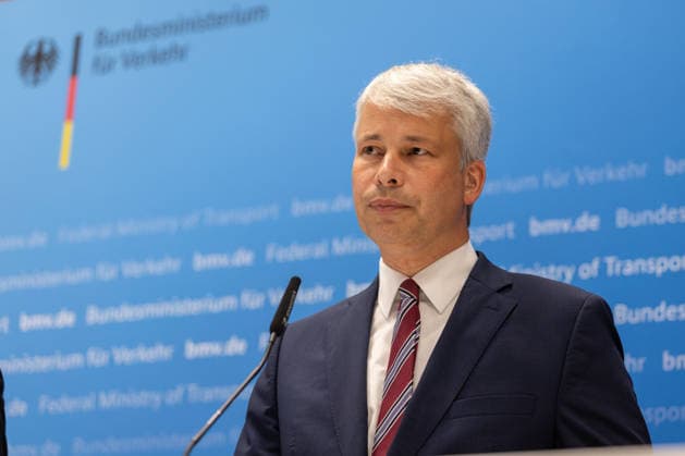 High-Level Meeting on Low Water Levels: Press Statement with Bilger, Bauer, and Schwanen Press statement at the high-level meeting on low water levels at the Federal Ministry of Transport in Bonn with Steffen Bauer (HGK), Federal Minister of Transport Steffen Bilger (CDU)—pictured—and Jens Schwanen (BDB Bonn-Gronau, North Rhine-Westphalia, Germany) Copyright: xMarcxJohnx