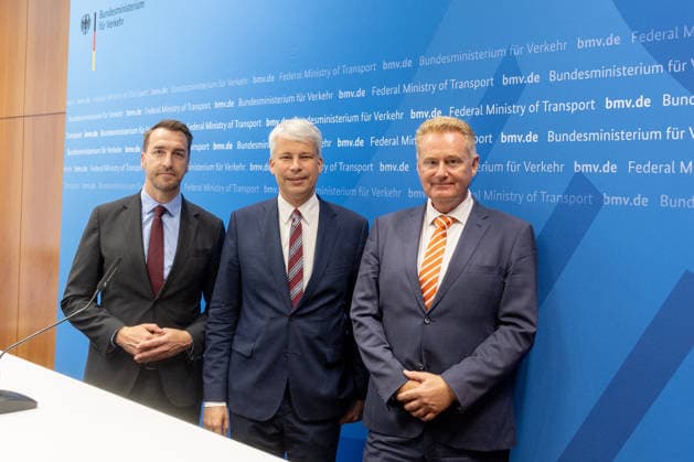 High-Level Meeting on Low Water Levels: Press Statement with Bilger, Bauer, and Schwanen Press statement at the high-level meeting on low water levels at the Federal Ministry of Transport in Bonn; from left to right: Steffen Bauer, CEO of Häfen und Güterverkehr Köln AG (HGK), Federal Minister of Copyright: xMarcxJohnx