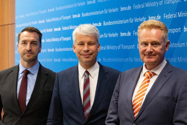 High-Level Meeting on Low Water Levels: Press Statement with Bilger, Bauer, and Schwanen Press statement at the high-level meeting on low water levels at the Federal Ministry of Transport in Bonn; from left to right: Steffen Bauer, CEO of Häfen und Güterverkehr Köln AG (HGK), Federal Minister of Copyright: xMarcxJohnx