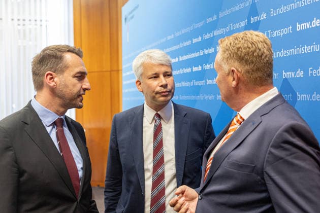 High-Level Meeting on Low Water Levels: Press Statement with Bilger, Bauer, and Schwanen Press statement at the high-level meeting on low water levels at the Federal Ministry of Transport in Bonn; from left to right: Steffen Bauer, CEO of Häfen und Güterverkehr Köln AG (HGK), Federal Minister of Copyright: xMarcxJohnx