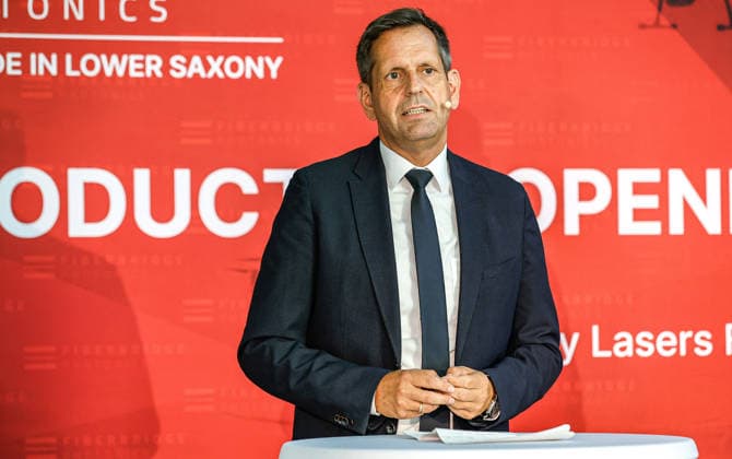 FiberBridge Photonics is launching mass production of high-power military laser systems for drone defense. Mass production of high-power military laser systems for drone defense in the European and international defense industries, including defense against drone swarms. Speech by Olaf Lies, Minister P