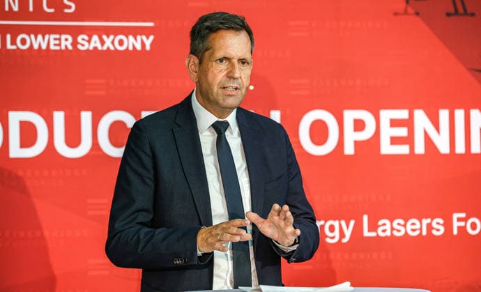 FiberBridge Photonics is launching mass production of high-power military laser systems for drone defense. Mass production of high-power military laser systems for drone defense in the European and international defense industries, including defense against drone swarms. Speech by Olaf Lies, Minister P