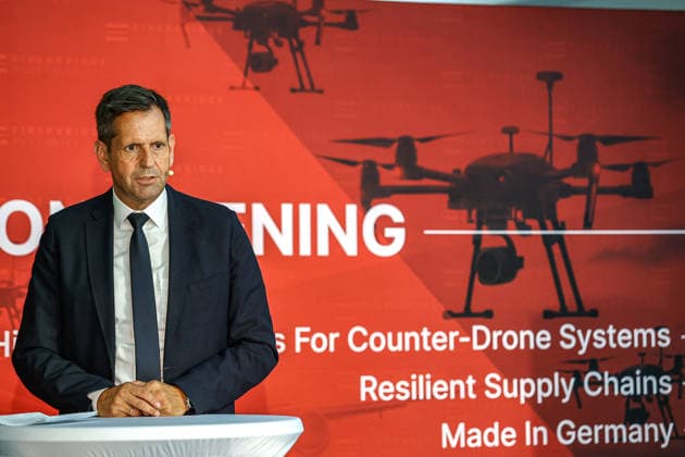 FiberBridge Photonics is launching mass production of high-power military laser systems for drone defense. Mass production of high-power military laser systems for drone defense in the European and international defense industries, including defense against drone swarms. Speech by Olaf Lies, Minister P