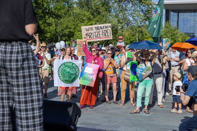 Fridays for Future Berlin Heat Protest Germany, Berlin, August 6, 2026: Climate activists are protesting in front of the Chancellery under the slogan Climate Crisis Escalates, Chancellor Remains Silent. They are demanding stronger climate protection measures, rapid political action to combat heat waves, and a consistent phase-out of fossil fuels.