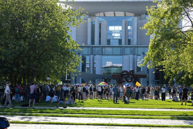 Fridays for Future Berlin Heat Protest Germany, Berlin, August 6, 2026: Climate activists are protesting in front of the Chancellery under the slogan Climate Crisis Escalates, Chancellor Remains Silent. They are demanding stronger climate protection measures, rapid political action to combat heat waves, and a consistent phase-out of fossil fuels.
