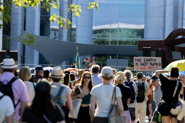 Fridays for Future Berlin Heat Protest Germany, Berlin, August 6, 2026: Climate activists are protesting in front of the Chancellery under the slogan Climate Crisis Escalates, Chancellor Remains Silent. They are demanding stronger climate protection measures, rapid political action to combat heat waves, and a consistent phase-out of fossil fuels.
