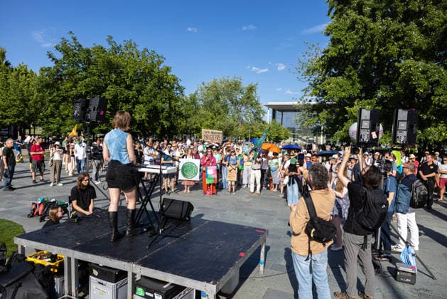 Fridays for Future Berlin Heat Protest Germany, Berlin, August 6, 2026: Climate activists are protesting in front of the Chancellery under the slogan Climate Crisis Escalates, Chancellor Remains Silent. They are demanding stronger climate protection measures, rapid political action to combat heat waves, and a consistent phase-out of fossil fuels.