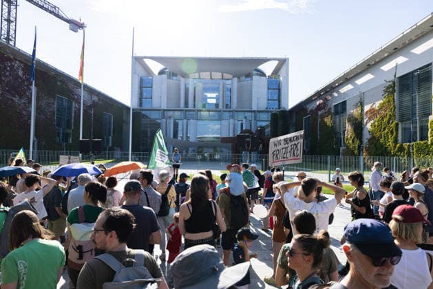 Fridays for Future Berlin Heat Protest Germany, Berlin, August 6, 2026: Climate activists are protesting in front of the Chancellery under the slogan Climate Crisis Escalates, Chancellor Remains Silent. They are demanding stronger climate protection measures, rapid political action to combat heat waves, and a consistent phase-out of fossil fuels.