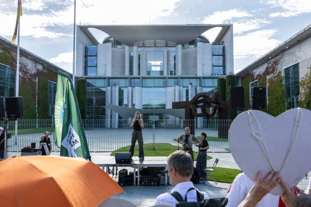Fridays for Future Berlin Heat Protest, Germany, Berlin, August 6, 2026. Luisa Neubauer addresses the protesters from the stage in front of the Chancellery. In front of the Chancellery, climate activists are protesting under the slogan The Climate Crisis Is Escalating, Chancellor Remains