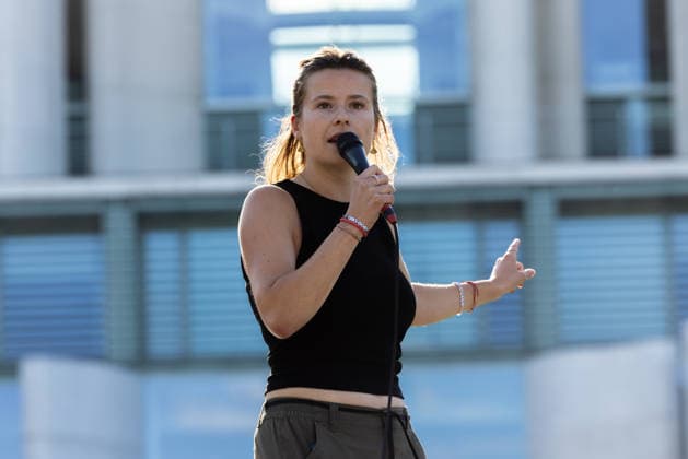 Fridays for Future Berlin Heat Protest, Germany, Berlin, August 6, 2026. Luisa Neubauer addresses the protesters from the stage in front of the Chancellery. In front of the Chancellery, climate activists are protesting under the slogan The Climate Crisis Is Escalating, Chancellor Remains