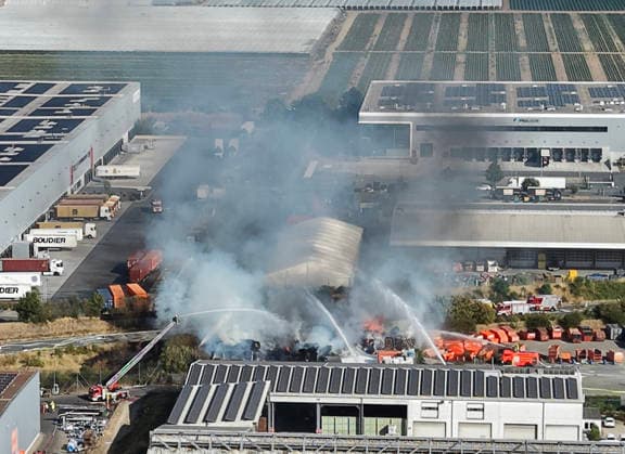 Smoke rising from the fire at the Meinhardt waste disposal facility is visible from a distance. Gernsheim, August 6, 2026: Fire at Meinhardt