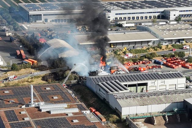 Smoke rising from the fire at the Meinhardt waste disposal facility is visible from a distance. Gernsheim, August 6, 2026: Fire at Meinhardt