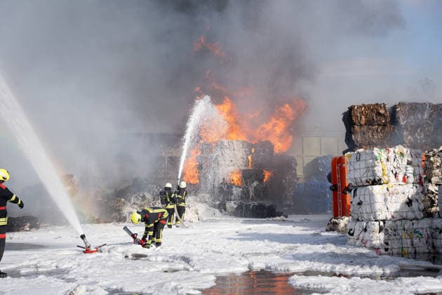 Major Fire at Waste Management Facility; Black Cloud of Smoke Visible for Kilometers On Thursday afternoon, August 6, 2026, a fire broke out around 4:20 p.m. at a waste disposal facility in the