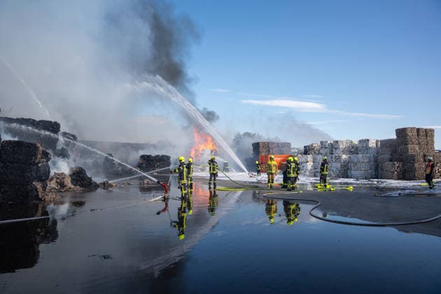 Major Fire at Waste Management Facility; Black Cloud of Smoke Visible for Kilometers On Thursday afternoon, August 6, 2026, a fire broke out around 4:20 p.m. at a waste disposal facility in the