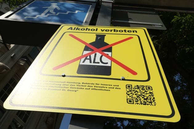 A sign at the entrance to the Hauptbahnhof Nord subway station indicates that alcohol consumption is prohibited. The ban has since been extended to many streets around the main train station in St. Georg, Hamburg.