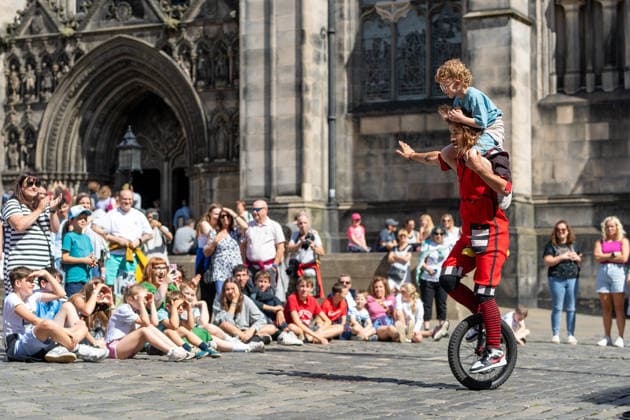 Edinburgh Fringe Festival Highlights Fringe Royal Mile Chirimbolo at the Edinburgh Fringe Festival, Edinburgh, United Kingdom, 2023., Credit:Roberto Ricciuti Edinburgh Festival Fringe Society B66 Avalon  Copyright: xRobertoxRicciutix xEdinburghxFestivalxFringexSocietyx xB66x xAvalonx 1121056281