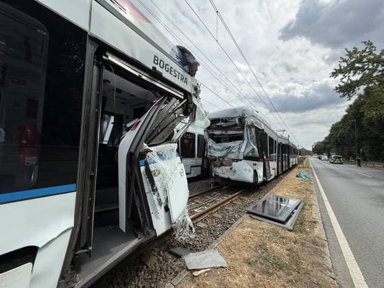 Straßenbahn stoßen zusammen - 2 in Lebensgefahr, 7 Schwer- und 14 Leichtverletzte, auch Kinder unter den Fahrgästen - Gelsenkirchen 7aIMG: 0568576 Nach dem schweren Straßenbahnunfall auf der Kurt-Schumacher-Straße in Gelsenkirchen hat Oberbürgermeisterin Andrea Henze den Betroffenen ihre Anteilnahme ausgesprochen. Sie sprach von einem ganz schrecklichen Unfall , der sie tief betroffen mache. Die Stadt unterstütze den Einsatz gemeinsam mit der Feuerwehr und werde auch im Nachgang Hilfsangebote für Betroffene prüfen. Zu den Verletzten wollte Henze mit Verweis auf die laufende Lagebewertung keine weiteren Angaben machen. Feuerwehrleiter Ansgar Stening schilderte den Einsatzverlauf. Feuerwehr und Rettungsdienst wurden gegen 12:30 Uhr zunäch Copyright: 7aktuell.dex xMarcxGruber 0568576 20260806_7a_express_20260806_3279_568576