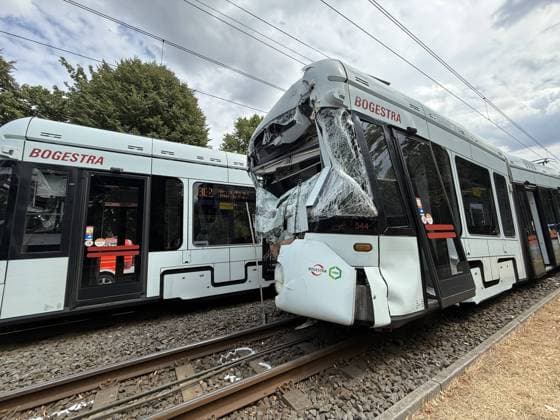 Straßenbahn stoßen zusammen - 2 in Lebensgefahr, 7 Schwer- und 14 Leichtverletzte, auch Kinder unter den Fahrgästen - Gelsenkirchen 7aIMG: 0568580 Nach dem schweren Straßenbahnunfall auf der Kurt-Schumacher-Straße in Gelsenkirchen hat Oberbürgermeisterin Andrea Henze den Betroffenen ihre Anteilnahme ausgesprochen. Sie sprach von einem ganz schrecklichen Unfall , der sie tief betroffen mache. Die Stadt unterstütze den Einsatz gemeinsam mit der Feuerwehr und werde auch im Nachgang Hilfsangebote für Betroffene prüfen. Zu den Verletzten wollte Henze mit Verweis auf die laufende Lagebewertung keine weiteren Angaben machen. Feuerwehrleiter Ansgar Stening schilderte den Einsatzverlauf. Feuerwehr und Rettungsdienst wurden gegen 12:30 Uhr zunäch Copyright: 7aktuell.dex xMarcxGruber 0568580 20260806_7a_express_20260806_3279_568580