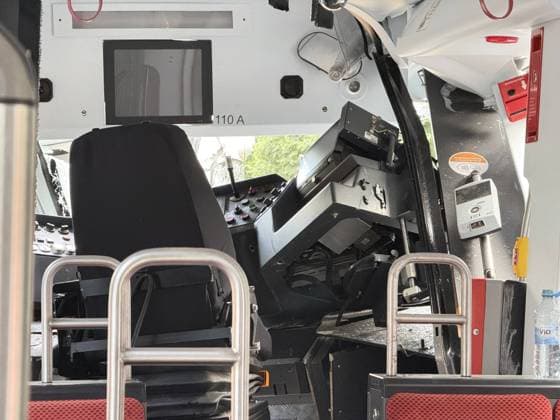 Straßenbahn stoßen zusammen - 2 in Lebensgefahr, 7 Schwer- und 14 Leichtverletzte, auch Kinder unter den Fahrgästen - Gelsenkirchen 7aIMG: 0568598 Nach dem schweren Straßenbahnunfall auf der Kurt-Schumacher-Straße in Gelsenkirchen hat Oberbürgermeisterin Andrea Henze den Betroffenen ihre Anteilnahme ausgesprochen. Sie sprach von einem ganz schrecklichen Unfall , der sie tief betroffen mache. Die Stadt unterstütze den Einsatz gemeinsam mit der Feuerwehr und werde auch im Nachgang Hilfsangebote für Betroffene prüfen. Zu den Verletzten wollte Henze mit Verweis auf die laufende Lagebewertung keine weiteren Angaben machen. Feuerwehrleiter Ansgar Stening schilderte den Einsatzverlauf. Feuerwehr und Rettungsdienst wurden gegen 12:30 Uhr zunäch Copyright: 7aktuell.dex xMarcxGruber 0568598 20260806_7a_express_20260806_3279_568598