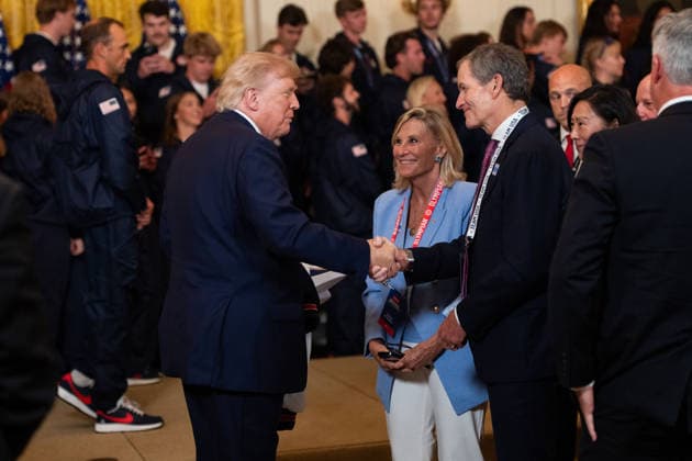 August 6, 2026, Washington, District Of Columbia, USA: United States President Donald J Trump greets former U.S. Olympic athlete Donna de Varona, center, in the East Room of the White House in Washington, DC, USA, on Thursday, August 6, 2026. President Trump is hosting a ceremony for Team USA Olympians who competed in the 2026 Olympic Winter Games in Italy Washington USA - ZUMAs152 20260806_faa_s152_098 Copyright: xAaronxSchwartzx-xPoolxviaxCNPx