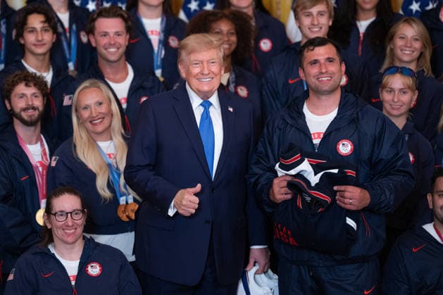 August 6, 2026, Washington, District Of Columbia, USA: United States President Donald J Trump poses for a photo with U.S. Olympic athletes in the East Room of the White House in Washington, DC, USA, on Thursday, August 6, 2026. President Trump is hosting a ceremony for Team USA Olympians who competed in the 2026 Olympic Winter Games in Italy Washington USA - ZUMAs152 20260806_faa_s152_099 Copyright: xAaronxSchwartzx-xPoolxviaxCNPx