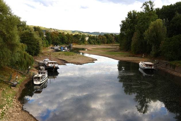 Bad Honnef, Germany, Nature, Climate, Summer, Drought, Rhine, Low Water, Grafenwerth, Bad Honnef, Bonn, North Rhine-Westphalia, Germany, August 5, 2026 The extremely low water level in the Rhine, shown here near Grafenwerth Island in Bad Honnef, has left many boats stranded on dr Copyright: xEibner-Pressefoto JuergenxAugstx EP_JAT