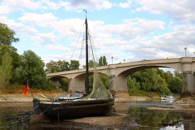 Bad Honnef, Germany, Nature, Climate, Summer, Drought, Rhine, Low Water, Grafenwerth, Bad Honnef, Bonn, North Rhine-Westphalia, Germany, August 5, 2026 The extremely low water level in the Rhine, shown here near Grafenwerth Island in Bad Honnef, has left many boats stranded on dr Copyright: xEibner-Pressefoto JuergenxAugstx EP_JAT