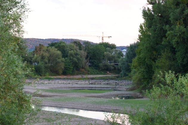Bad Honnef, Germany, Nature, Climate, Summer, Drought, Rhine, Low Water, Grafenwerth, Bad Honnef, Bonn, North Rhine-Westphalia, Germany, August 5, 2026 The extremely low water level in the Rhine, shown here near Grafenwerth Island in Bad Honnef, has left many boats stranded on dr Copyright: xEibner-Pressefoto JuergenxAugstx EP_JAT