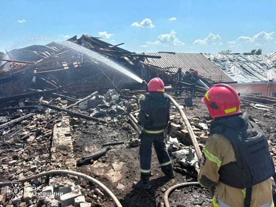 News Bilder des Tages Russian missile attack in Ukraine s Balakliia BALAKLIIA, UKRAINE - AUGUST 7: (----EDITORIAL USE ONLY - MANDATORY CREDIT - STATE EMERGENCY SERVICE OF UKRAINE HANDOUT - NO MARKETING NO ADVERTISING CAMPAIGNS - DISTRIBUTED AS A SERVICE TO CLIENTS----) Firefighters work to extinguish a fire at a damaged building following Russian missile strikes in Balakliia, Kharkiv region, Ukraine, on August 7, 2026. Six people were injured as the strikes sparked two separate fires, burning a shop, garage, vehicle and the roof of an educational institution, while a medical facility, apartment buildings and private homes were also damaged. State Emergency Service of Ukraine Handout Anadolu Balakliia Ukraine. Editorial use only. Please get in touch for a Copyright: x2026xAnadoluxStatexEmergencyxServicexofxUkrainex xHandoutx