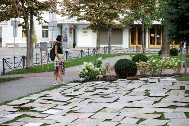 A woman looks at placards lying on the lawn during a peaceful protest against the dismissal of Mykhailo Fedorov from the post of Ukraine’s Defence Minister in Ivana Franka Square outside the Ivan Franko National Academic Drama Theatre, close to the Office of the President, Kyiv, Ukraine, August 6, 2026. Large-scale cardboard rallies in support of former Defence Minister Mykhailo Fedorov have been held in Kyiv and other cities across Ukraine for 22 consecutive days. On 14 July 2026, the Ukrainian Parliament accepted the resignation of Prime Minister Yuliia Svyrydenko, leading to the resignation of the Cabinet. On 15 July 2026, President Volodymyr Zelenskyy dismissed Defence Minister Mykhailo Fedorov, sparking widespread protests across the  Copyright: xMariannaxKotykx