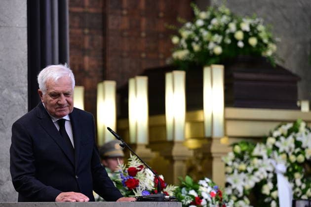 Last farewell to Czech artist Milan Knizak took place at the Strasnice Crematorium, in Prague, Czech Republic, on August 7, 2026. On the photo speaks former Czech President Vaclav Klaus. (CTKxPhoto MichalxKamaryt) CTKPhotoP2026080703386  CTKPhotoP2026080703386