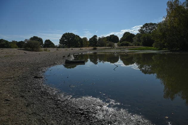 Drought affects ponds in London parks LONDON, UNITED KINGDOM - AUGUST 7: An aerial view shows reduced water levels at Seven Islands Pond in Mitcham Common amid hot weather and drought conditions in London, United Kingdom, on August 7, 2026. Water levels in ponds across the capital’s parks have fallen as the prolonged dry conditions continue. Rasid Necati Aslim Anadolu London United Kingdom. Editorial use only. Please get in touch for any other usage.  Copyright: x2026xAnadoluxRasidxNecatixAslimx