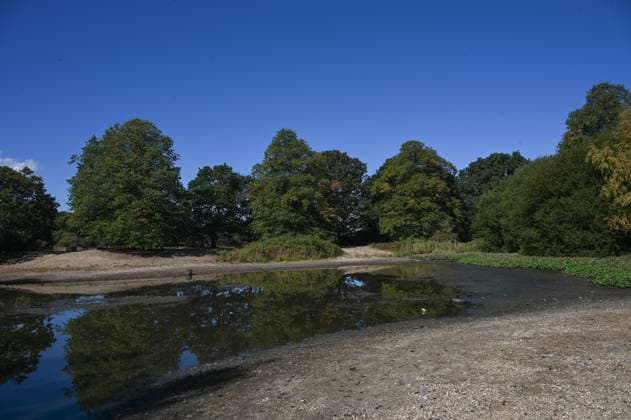Drought affects ponds in London parks LONDON, UNITED KINGDOM - AUGUST 7: An aerial view shows reduced water levels at Seven Islands Pond in Mitcham Common amid hot weather and drought conditions in London, United Kingdom, on August 7, 2026. Water levels in ponds across the capital’s parks have fallen as the prolonged dry conditions continue. Rasid Necati Aslim Anadolu London United Kingdom. Editorial use only. Please get in touch for any other usage.  Copyright: x2026xAnadoluxRasidxNecatixAslimx