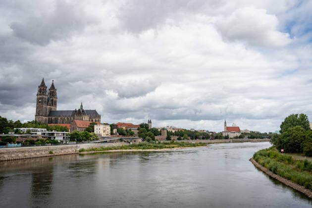 Significantly lower water level in the Elbe River in August 2026, with Magdeburg Cathedral in the background; low water levels on the Elbe in Magdeburg in the summer of 2026, Magdeburg, Saxony-Anhalt, Germany, banks of the Elbe