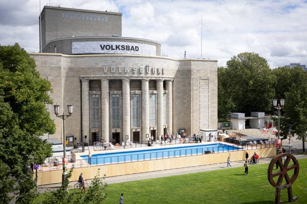 On August 7, 2026, the Volksbühne opened a pop-up outdoor pool in Berlin-Mitte. Photo from August 7, 2026. The Volksbad is the first project of the new artistic director, Matthias Lilienthal. In the 25-me Copyright: epd-bild HansxScherhaufer epd-Pop-up_Volksbad3-kopieren