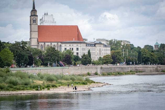 Significantly lower water level in the Elbe in August 2026; Low water levels on the Elbe in Magdeburg in the summer of 2026, Magdeburg, Saxony-Anhalt, Germany, on the banks of the Elbe