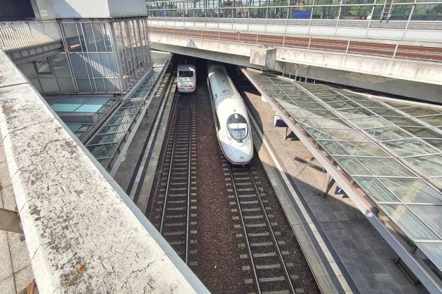 Berlin, Germany, August 4, 2026 Embassy District Two Deutsche Bahn ICE trains are parked at the platform at Berlin Südkreuz Station Copyright: xdtsxNachrichtenagenturx dts_129474