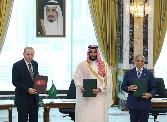 Turkish President Recep Tayyip Erdogan (L), Saudi Crown Prince Mohammed bin Salman (C), and Pakistani Prime Minister Shehbaz Sharif (R) sign a trilateral defense agreement in Mecca, Saudi Arabia, on Friday on August 7, 2026.  SAU2026080701 TurkishxPresidencyxOffice